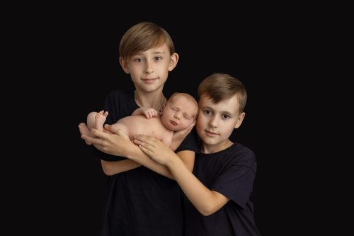 Rodzinne ujęcie z noworodkiem – sesja noworodkowa studio Wyszków