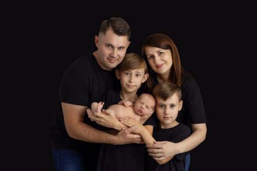 Rodzinne ujęcie z noworodkiem – sesja noworodkowa studio Wyszków