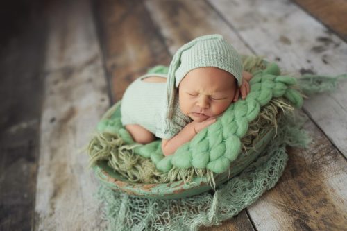 Noworodek leżący na plecach – sesja noworodkowa studio Wyszków