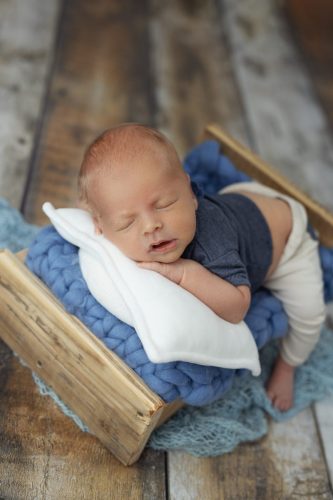 Noworodek w niebieskiej stylizacji – sesja noworodkowa w studio Wyszków