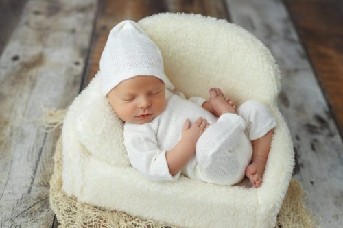 Noworodek w białej stylizacji – sesja noworodkowa w studio Wyszków