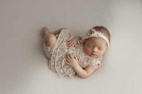 Noworodek leżący na plecach – sesja noworodkowa studio Wyszków