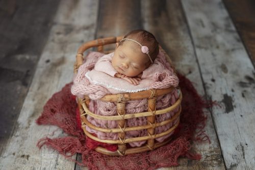 Noworodek śpiący w studio – sesja noworodkowa Wyszków