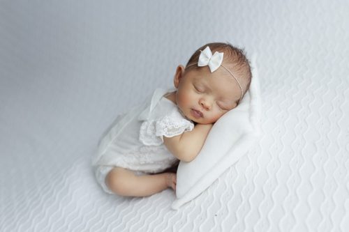 Noworodek na białym tle – sesja noworodkowa w studio Wyszków