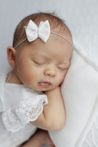 Noworodek na białym tle – sesja noworodkowa w studio Wyszków