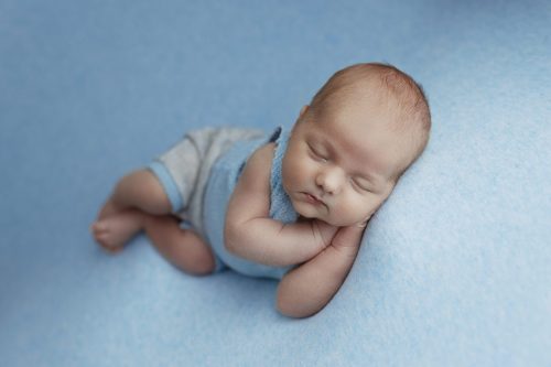 Noworodek w niebieskiej stylizacji – sesja noworodkowa w studio Wyszków