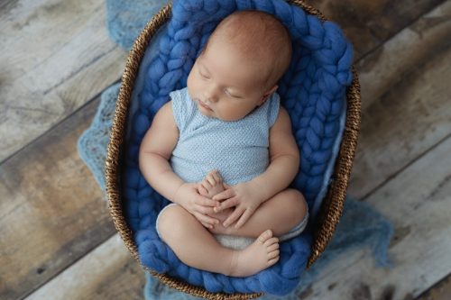 Noworodek w niebieskiej stylizacji – sesja noworodkowa w studio Wyszków