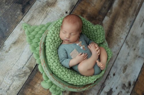 Noworodek w zielonej stylizacji – sesja noworodkowa w studio Wyszków