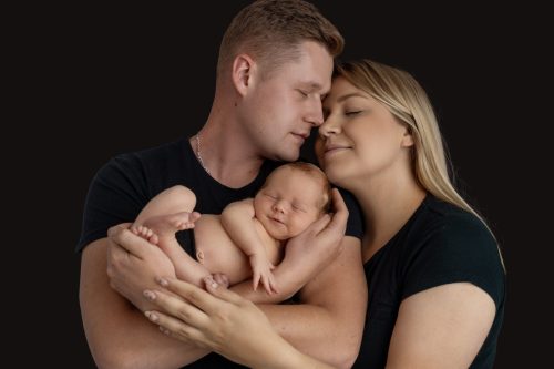 Rodzinne ujęcie z noworodkiem – sesja noworodkowa studio Wyszków
