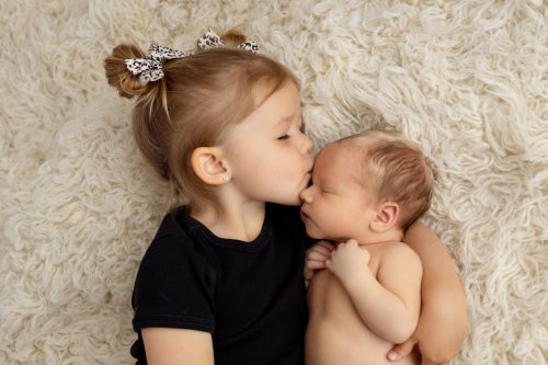 Rodzinne ujęcie z noworodkiem – sesja noworodkowa studio Wyszków