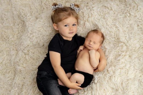 Rodzinne ujęcie z noworodkiem – sesja noworodkowa studio Wyszków