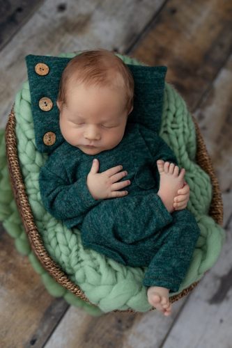 Noworodek w zielonej stylizacji – sesja noworodkowa w studio Wyszków
