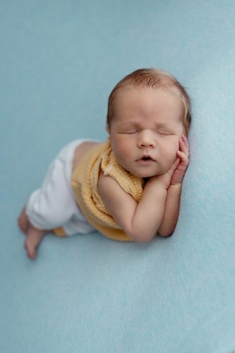 Noworodek śpiący w studio – sesja noworodkowa Wyszków
