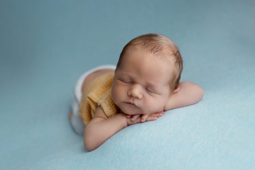 Noworodek śpiący w studio – sesja noworodkowa Wyszków