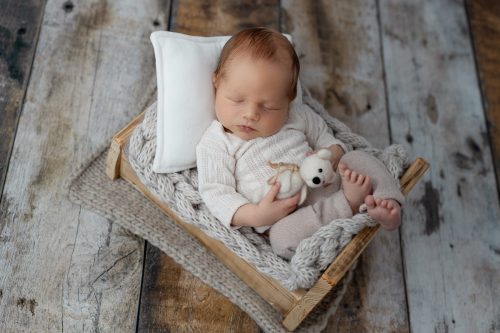 Noworodek śpiący w studio – sesja noworodkowa Wyszków