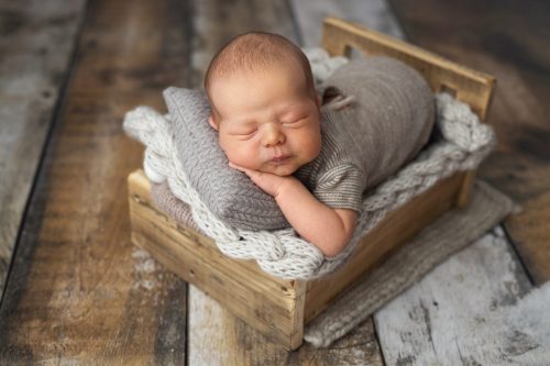 Noworodek śpiący w studio – sesja noworodkowa Wyszków