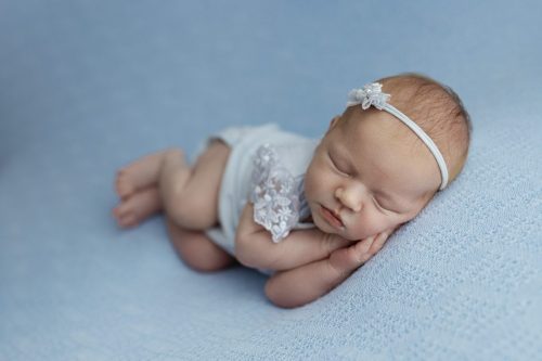 Noworodek w niebieskiej stylizacji – sesja noworodkowa w studio Wyszków