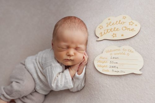 Spokojny noworodek podczas snu – sesja noworodkowa Wyszków