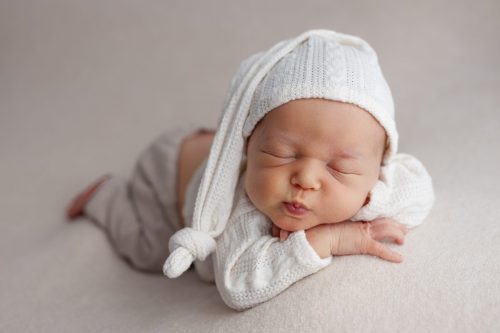 Spokojny noworodek podczas snu – sesja noworodkowa Wyszków
