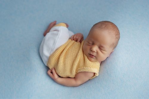 Noworodek w niebieskiej stylizacji – sesja noworodkowa w studio Wyszków