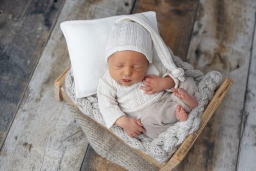 Spokojny noworodek podczas snu – sesja noworodkowa Wyszków