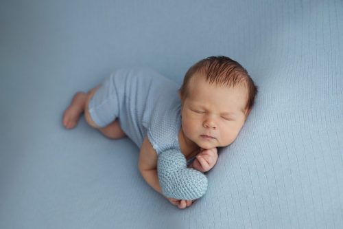 Noworodek w niebieskiej stylizacji – sesja noworodkowa w studio Wyszków