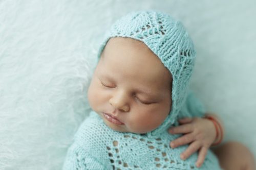 Spokojny noworodek podczas snu – sesja noworodkowa Wyszków