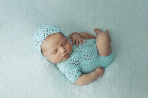 Noworodek na miętowym tle – sesja noworodkowa w studio Wyszków