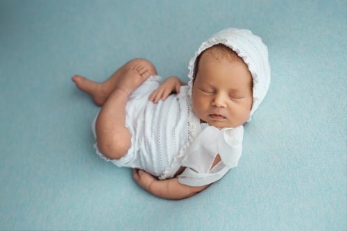 Noworodek na miętowym tle – sesja noworodkowa w studio Wyszków