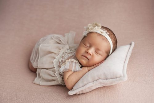 Spokojny noworodek podczas snu – sesja noworodkowa Wyszków