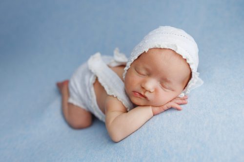 Spokojny noworodek podczas snu – sesja noworodkowa Wyszków