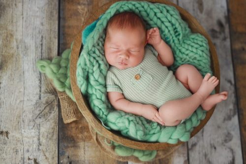 Spokojny noworodek podczas snu – sesja noworodkowa Wyszków