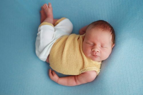 Noworodek w niebieskiej stylizacji – sesja noworodkowa w studio Wyszków