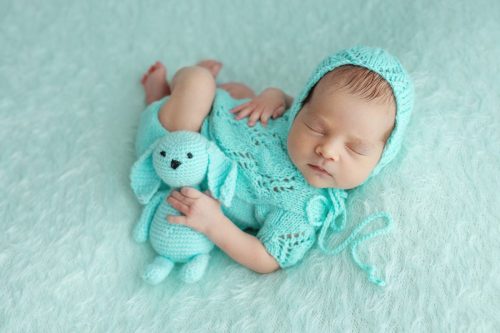 Noworodek leżący na plecach – sesja noworodkowa studio Wyszków