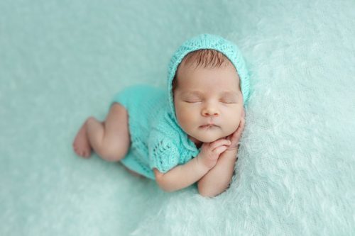 Spokojny noworodek podczas snu – sesja noworodkowa Wyszków