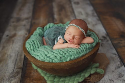 Spokojny noworodek podczas snu – sesja noworodkowa Wyszków