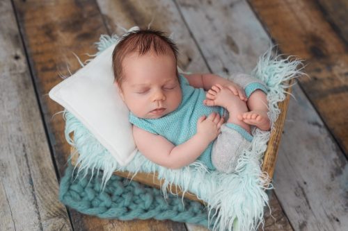Bezpieczne pozy na sesji noworodkowej w studio w Wyszkowie