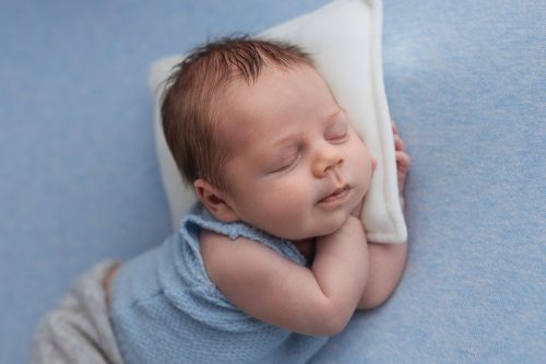 Bezpieczne pozy na sesji noworodkowej w studio w Wyszkowie