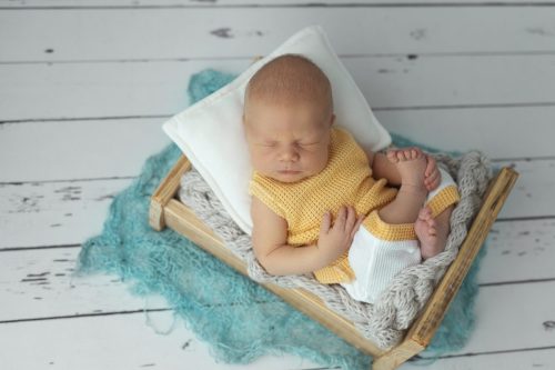 Spokojny noworodek podczas snu – sesja noworodkowa Wyszków