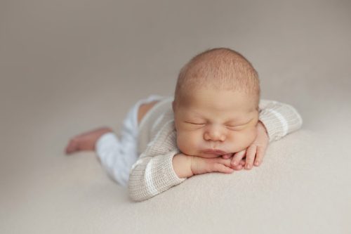 Spokojny noworodek podczas snu – sesja noworodkowa Wyszków