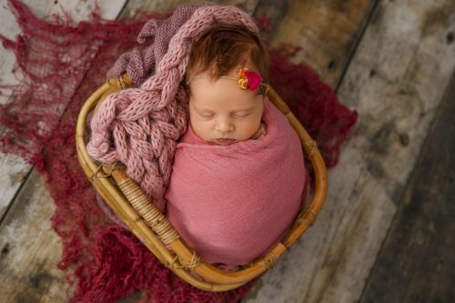 Noworodek w koszyku – fotografia noworodkowa Wyszków
