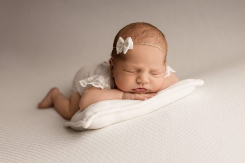 Noworodek na beżowym tle – fotografia noworodkowa Wyszków