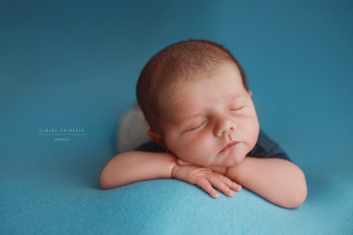 Noworodek na niebieskim tle – fotografia noworodkowa Wyszków