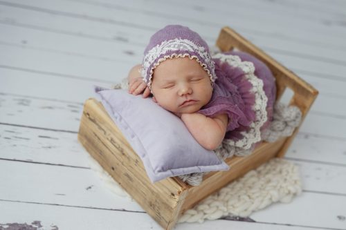 Noworodek na łóżeczku – fotografia noworodkowa Wyszków
