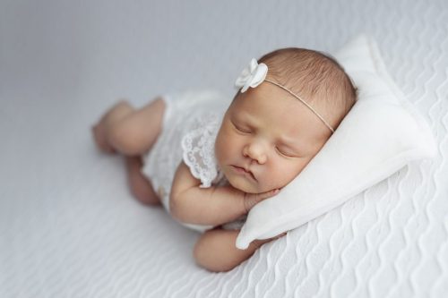Noworodek na białym tle – fotografia noworodkowa Wyszków