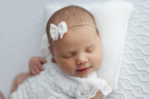 Noworodek na białym tle – fotografia noworodkowa Wyszków