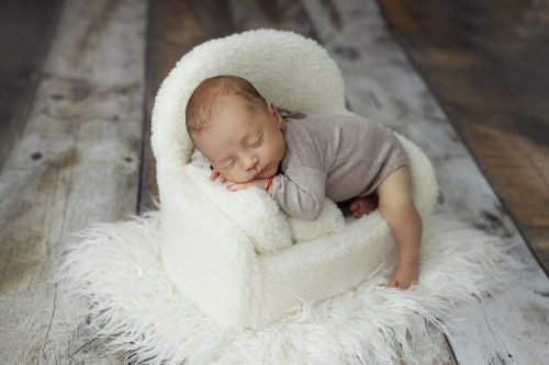 Noworodek na beżowym tle – fotografia noworodkowa Wyszków