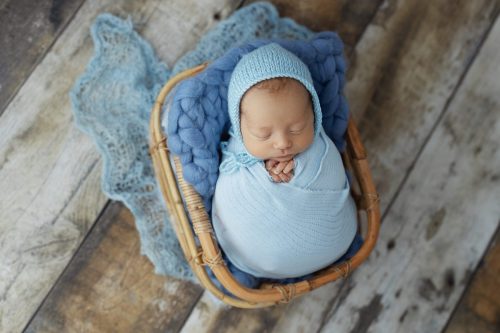 Noworodek w koszyku – fotografia noworodkowa Wyszków
