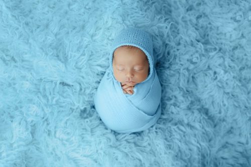 Noworodek na niebieskim tle – fotografia noworodkowa Wyszków