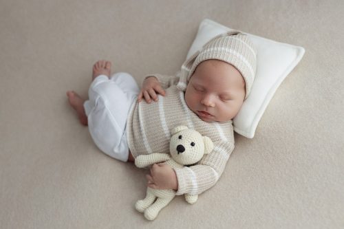Noworodek na beżowym tle – fotografia noworodkowa Wyszków